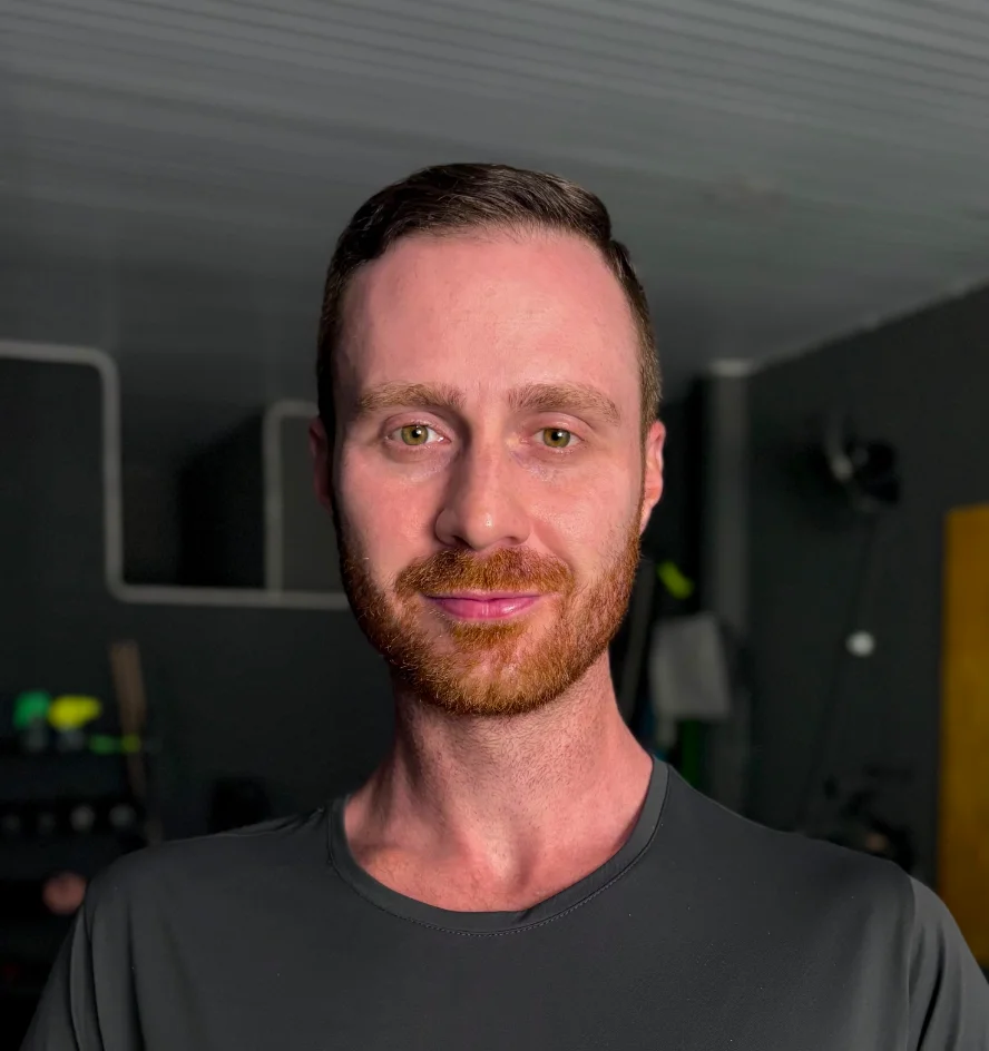 Pedro Gomes, personal trainer, em academia
